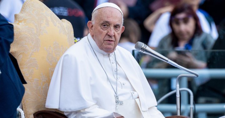 يعتذر البابا فرانسيس عن استخدام إهانة معادية للمثليين في اجتماع مغلق – وطني